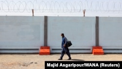 یک مهاجر افغان در کمپ زاهدان ایران (تصویر آرشیف)