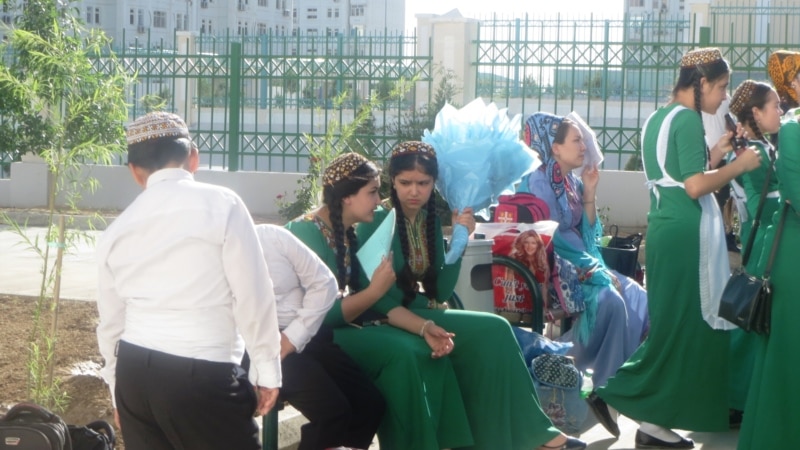 COVID-19 hadysalary gürelýän mahaly, mekdeplerde ýokary synp okuwçylaryň dynç alyşlary uzaldyldy