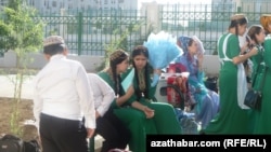Учащиеся в школьной форме Туркменистан (иллюстративное фото)