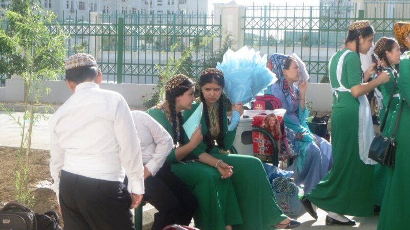 Türkmenistanda mekdep uçurymlarynyň yzygiderli azalmagy ‘demografiki krizisden habar berýär’