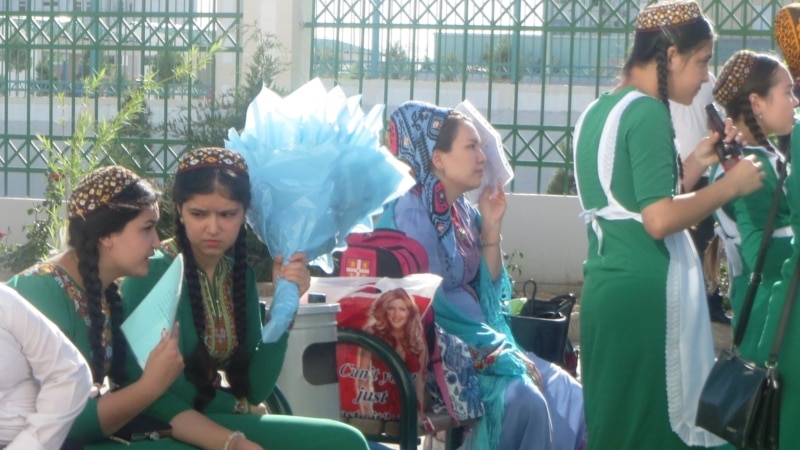 Okuwçy gyzlar okuw ýyly tamamlanmanka täze okuw ýyly üçin ýaşyl mata satyn almaly edilýär