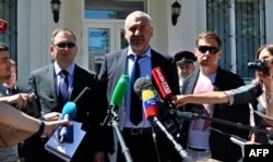 Адвокаты Надежды Савченко: Марк Фейгин (в центре), Николай Полозов (слева) и Илья Новиков