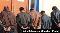 آرشیف، شماری از افراد که به اتهام قاچاق مواد مخدر در ولایت جوزجان دستگیر شده اند. (عکس جنبه تزئینی دارد.)