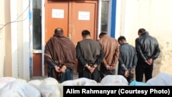آرشیف، افرادی که در پیوند به قاچاق موارد مخدر در جوزجان دستگیر شده اند. 5Jan2018 