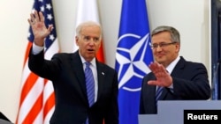 Vicepreședintele SUA Joe Biden (stânga) și președintele Poloniei Bronislaw Komorowski, 18 martie 2014