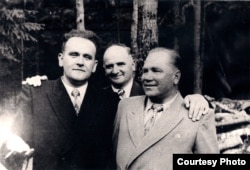Янка Брыль, Янка Шарахоўскі і Міхась Машара на юбілеі Якуба Коласа ў Каралішчавічах. 1952