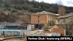 Путь к батарее идет через территорию бывшей воинской части