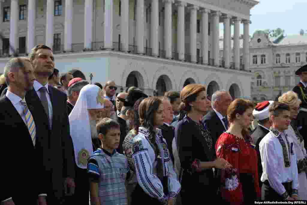 Әскери парадты тамашалап тұрған адамдар. Киев, 24 тамыз 2014 жыл.