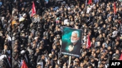 Люди, пришедшие на похороны убитого в результате американского авиаудара иранского генерала Касема Сулеймани. Керман, 7 января 2020 года.