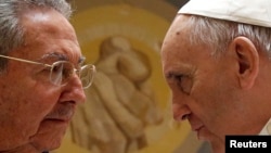 Рауль Кастро и папа римский Франциск во время встречи с глазу на глаз в Ватикане 