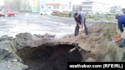 Suw turbasynyň ýarylan ýeri abatlanýar. Türkmenistan (arhiw suraty) 