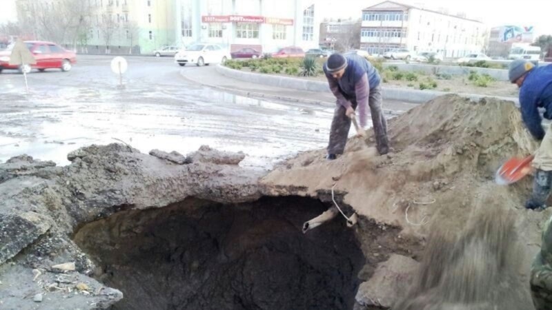 Büzmeýinde turba ýarylyp, suw köçä akýar, ýaşaýjylar suwsuz galýar