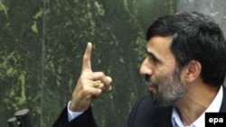 محمود احمدی‌نژاد در حال سخنرانی در مجمع عمومی سازمان ملل در سال گذشته 
