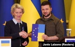 Ursula von der Leyen és Volodimir Zelenszkij ukrán elnök Kijevben 2022. április 8-án