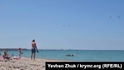 Российские военные вертолеты пролетают рядом с пляжем в Любимовке, архивное фото