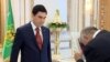 Türkmenistan mekdeplerde prezidentiň kitabyny ulanmagy talap edýär
