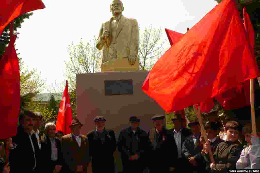 Гъизилюрталъул коммунистаз кlодо гьабулеб буго Ленин гьавураб къо гьесие лъураб монументалде цереги ракlарун. 22Aпр2012 