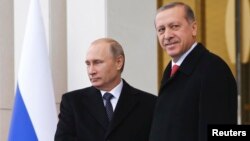 الرئيس الروسي فلاديمير بوتن (يسار) مع نظيره التركي رجب طيب أردوغان في أنقرة