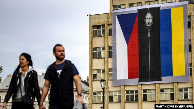 Банер на будівлі МВС Чехії 28 жовтня 2022 року