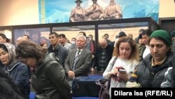 На оглашении приговора обвиненным по делу о предполагаемой коррупции в регистрационно-экзаменационном отделе полиции. Шымкент, 11 ноября 2019 года.