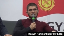 Хабиб Нурмагомедов Кыргызстанга келгенде тартылган сүрөт.