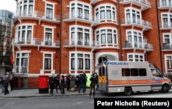 Посольство Эквадора в Лондоне вскоре после ареста Джулиана Ассанжа