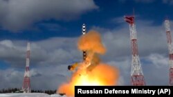Testimi i raketës ruse ndërkontinentale, Sarmat. Moska thotë se kjo raketë mund të bartë mbi dhjetë koka bërthamore. 