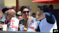 ABŞ - İki nəfər "Chick-fil-A"da yemək yeyir. Kaliforniya, 1 avqust, 2012