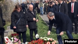 Armenia - Prime Minister Nikol Pashinian lays flowers at the Yerablur military cemetery in Yerevan, April 2, 2019.