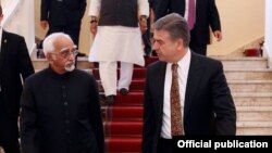 Armenia - Prime Minister Karen Karapetian (R) meets with India's Vice President Mohammad Hamid Ansari in Yerevan, 25Apr2017.