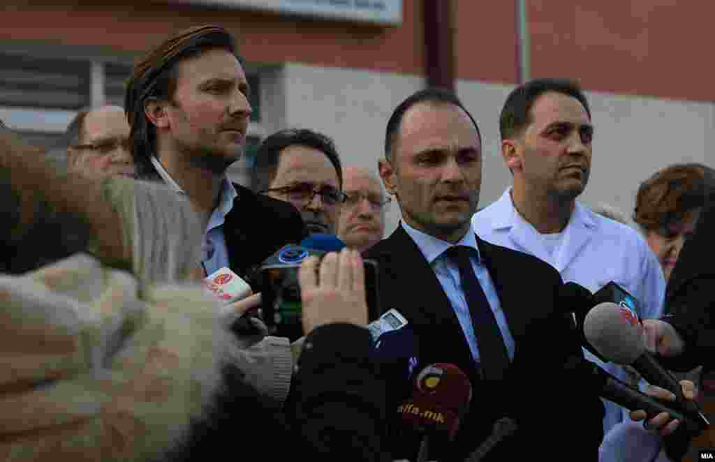 МАКЕДОНИЈА - Двајца странски државјани сместени во хотел во центарот на Скопје, се испитуваа дали имаат коронавирус, откако пријавиле дека два дена имаат симптоми слични на настинка, соопшти денеска министерот за здравство Венко Филипче. Тој рече дека едниот е државјанин на Австралија, а другиот на Сингапур. Во Скопје дошле на 28 февруари со авион на Визер од Келн.