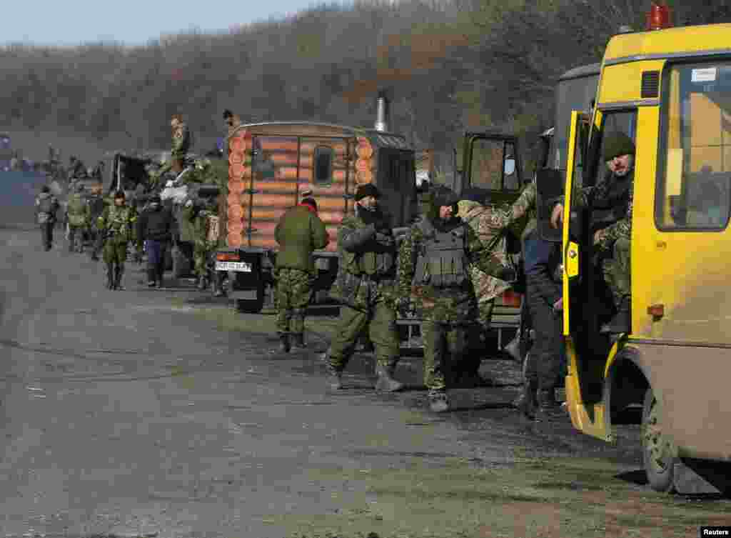 Українська армійська колона відходить від бойових позицій біля Дебальцево, 18 лютого 2015 року