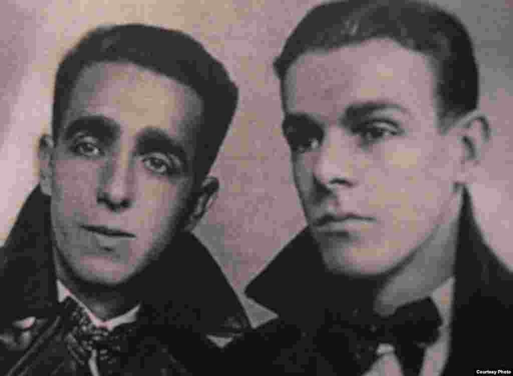 Selimović i brat Sefkija - Snimci fotografija iz knjige Radovana Popovića "Život Meše Selimovića"