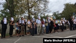 Учасники демонстрації на підтримку Олега Сенцова у Празі
