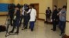 Журналисты казахстанских СМИ в коридоре нижней палаты парламента.