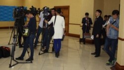 Журналисты казахстанских СМИ в коридоре нижней палаты парламента.