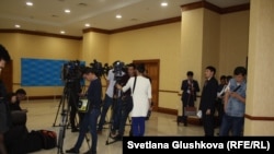 Журналисты в кулуарах парламента Казахстана. 