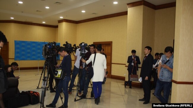 Журналисты казахстанских СМИ в кулуарах парламента