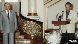 Борис Ельцин вручает Марку Дейчу медаль "Защитнику Свободной России" (1993 г.)