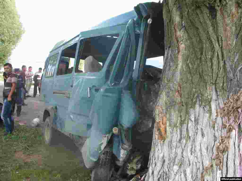 На месте аварии погибли 10 человек