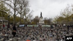 Un protest simbolic ecologist la Paris în Place de la Republique