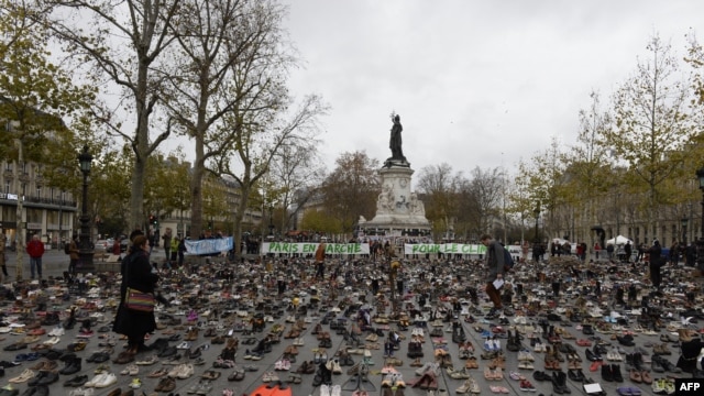 Trg Republike u Parizu prekriven cipelama, simboličan prosvjed protiv klimatskih promjena u vrijeme UN-ove konferencije o klimi i zabrane okupljanja zbog terorističkog napada