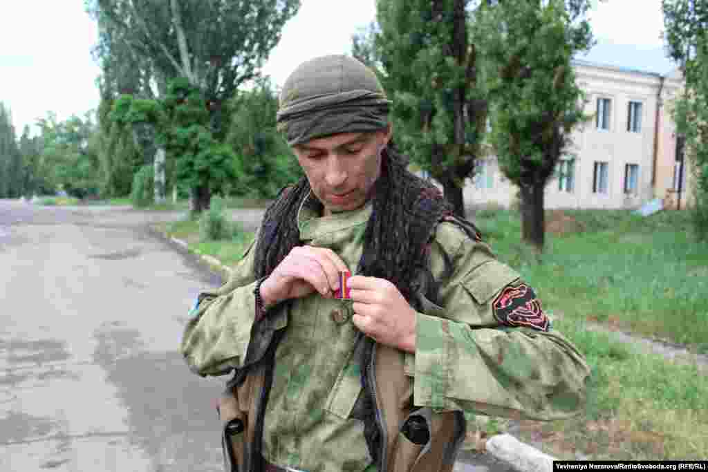 Fighter "Yaga" shows his combat medal.