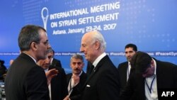 Među učesnicima pregovora je i Stafan de Mistura, izaslanik UN-a za Siriju (u sredini)