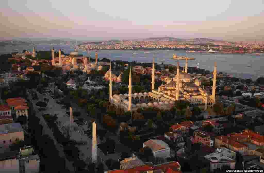Moscheea Albastră (dreapta) și Hagia Sophia fotografiate în 2014.&nbsp; Hagia Sophia a fost o sursă de inspirație arhitecturală pentru mai multe moschei din Istanbul, inclusiv Moscheea Albastră, construită la începutul anilor 1600, precum și pentru biserici și sinagogi din întreaga lume.