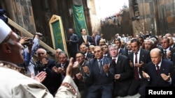 Турецкие националисты совершают намаз в кафедральном соборе Ани. 1 октября 2010 г. 