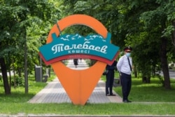 Полицейский дежурит на одной из центральных улиц. Алматы, 9 мая 2020 года.