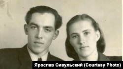 Павел и Мария Сивульские вскоре после свадьбы. 1965 г.