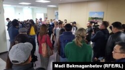 "Астана банкінің" клиенттері банктен ақшаларын беруді талап етіп жиналып тұр. Астана, 6 қыркүйек 2018 жыл.