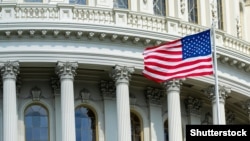  بیرق ایالات متحده در مقابل ساختمان کانگرس 